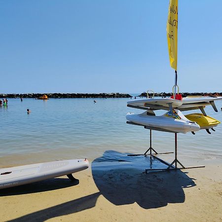 Hotel Cola Frontemare Bellaria – Igea Marina Kültér fotó