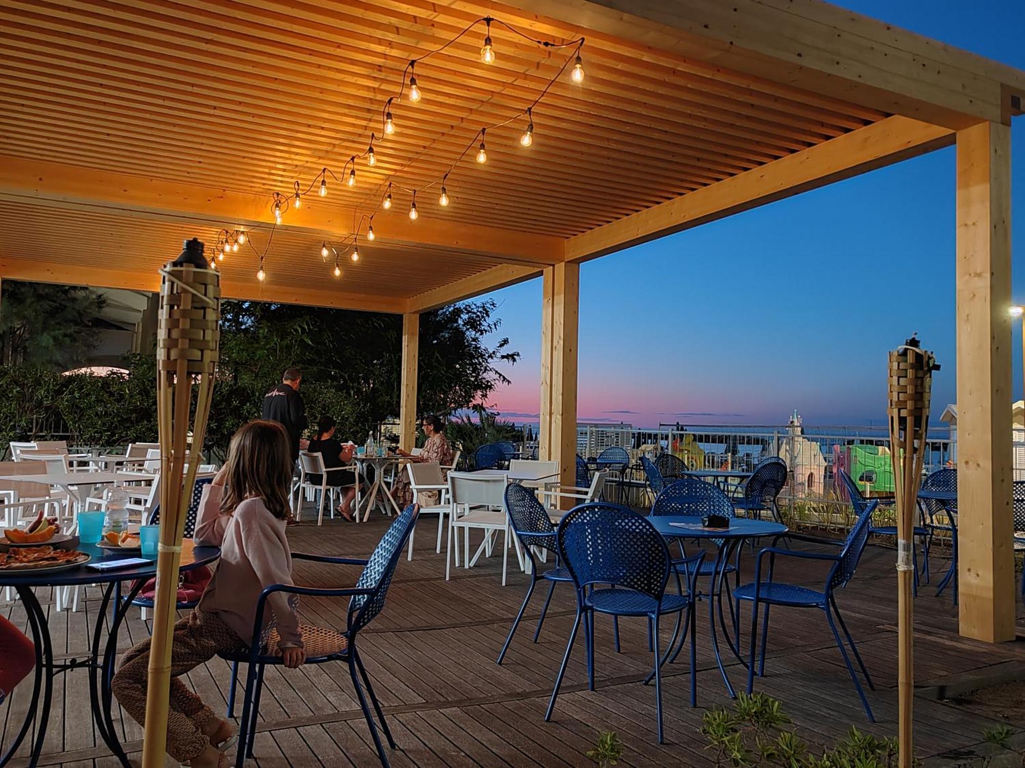 Hotel Cola Frontemare Bellaria – Igea Marina Kültér fotó