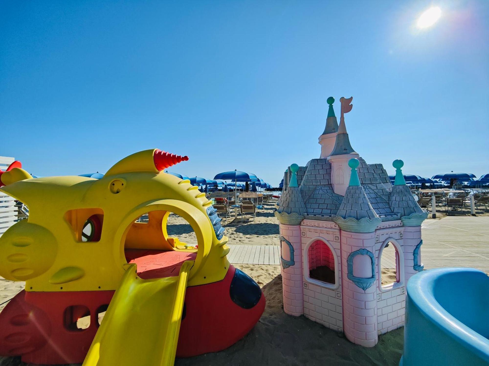 Hotel Cola Frontemare Bellaria – Igea Marina Kültér fotó