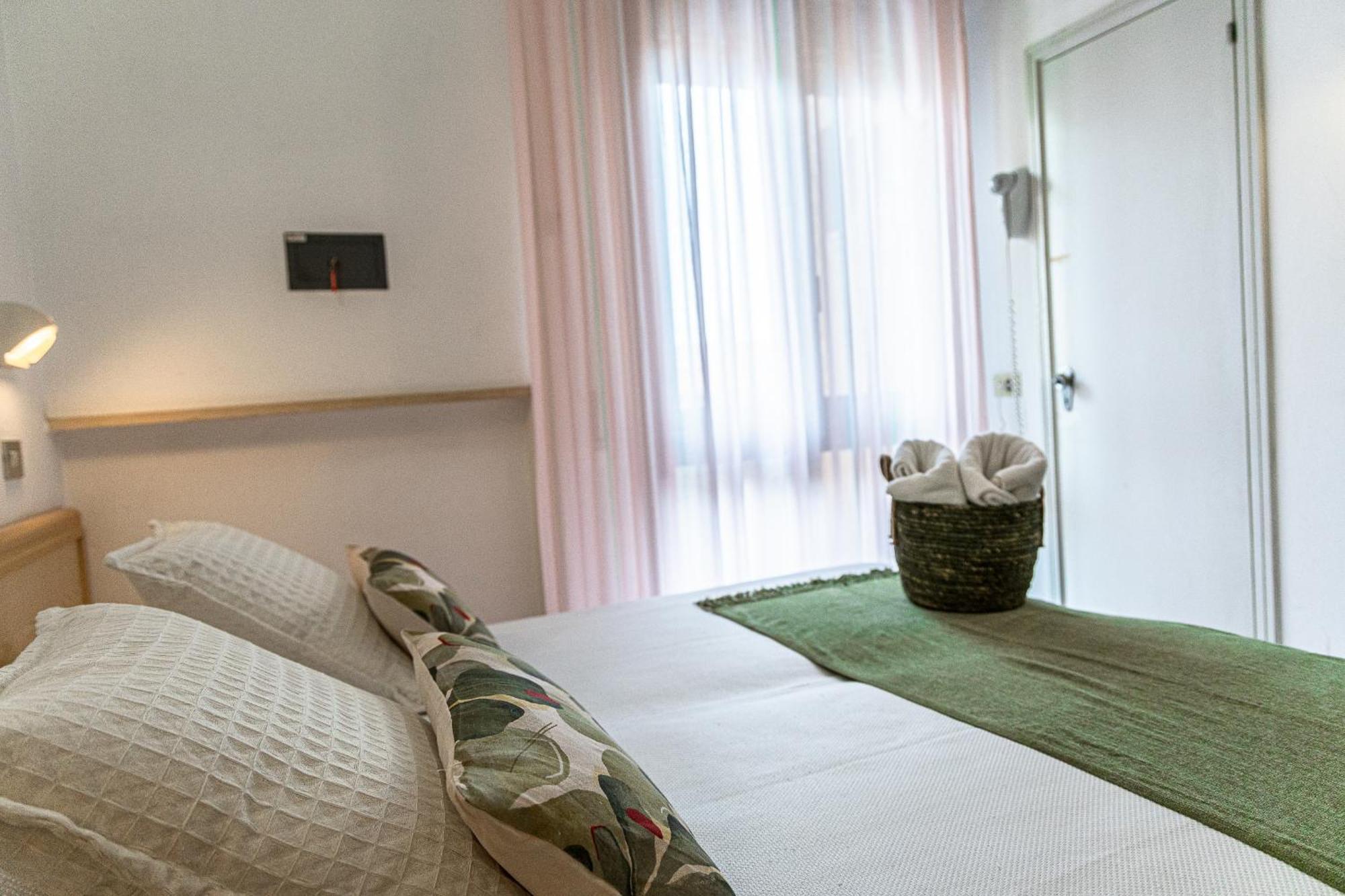 Hotel Cola Frontemare Bellaria – Igea Marina Kültér fotó